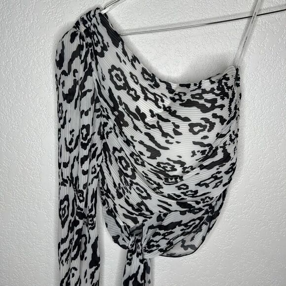 NWT Self Portrait LEOPARD PLISSE ONE
SHOULDER TOP IVORY/BLACK Size 8 - Picture 4 of 13